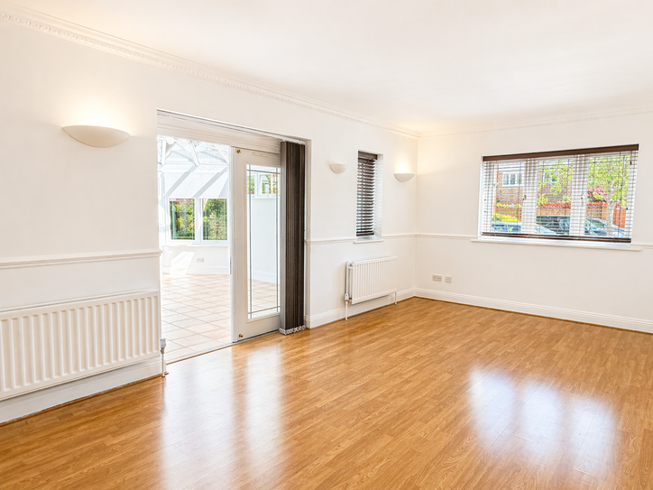 724